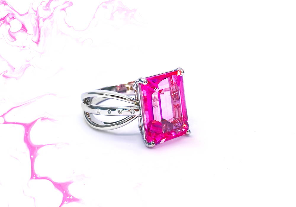 Bague en or blanc avec corps de bague multi-tiges avec une pierre synthétique rose coupe rectangulaire montée sur griffes