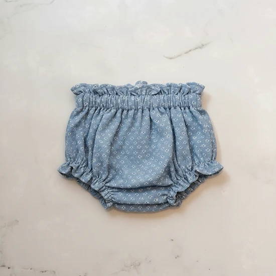 Bloomer jeans bleu raffiné pour bébé, en coton doux et respirant, certifié OEKO-TEX, idéal pour compléter une tenue d’enfant chic et confortable, cousu au Portugal