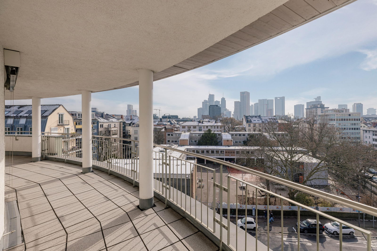 Exclusive penthouse in Westend with stunning skyline views and wraparound terrace