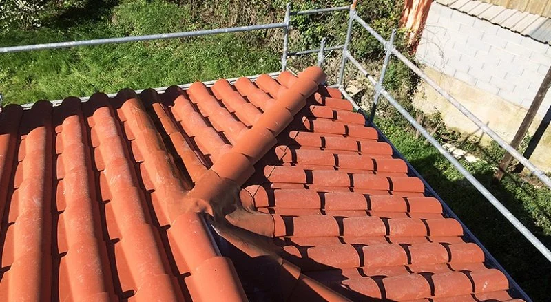 Rénovation de la couverture en tuiles romanes à Menton — photo 30 sur 34 — CEG TOITURE