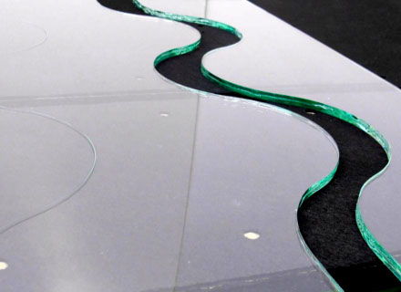 Verre découpé en courbe, chant façonné