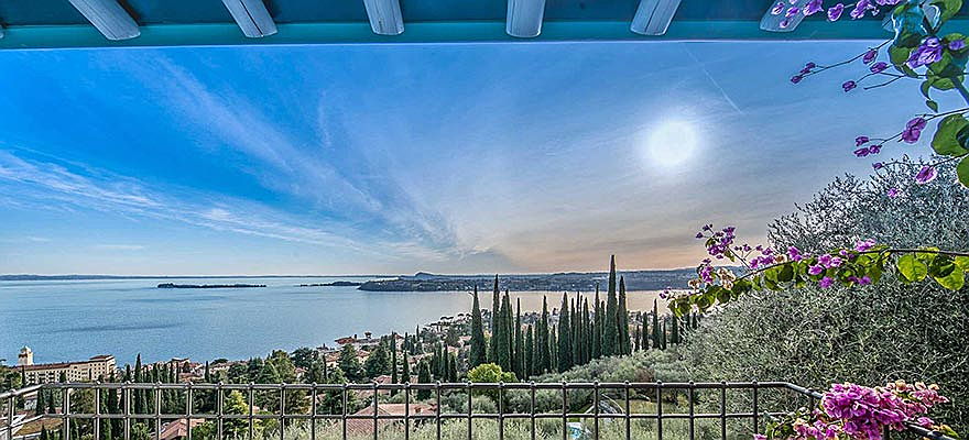  Desenzano del Garda
- De verkoop van een villa, huis of appartement in Gardone Riviera voltooit u met de makelaars van Engel & Völkers.