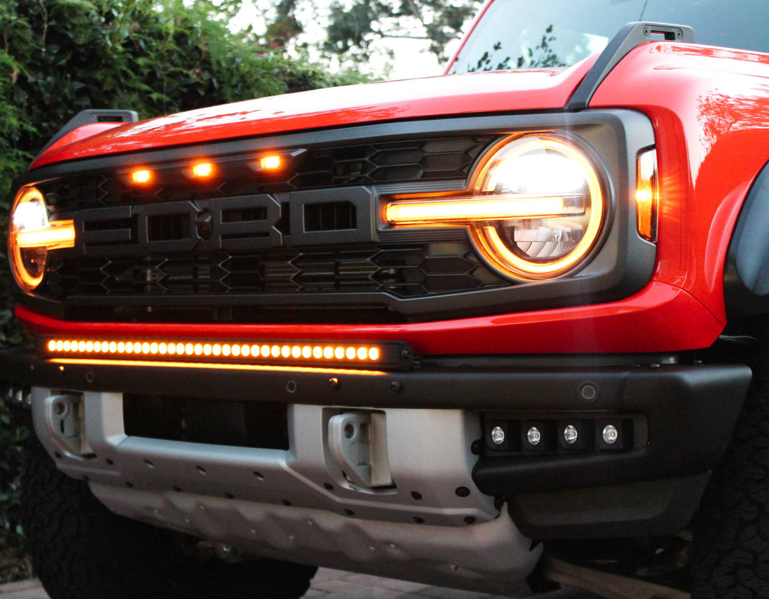 amber 30in led light bar on top of bumper for off roading on ford bronco