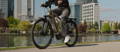 Gazelle Paris C7 elektrische stadsfiets met lage instap, afgebeeld in zijaanzicht op neutrale achtergrond, met Bosch middenmotor, gesloten kettingkast, verende voorvork en zadelpen, MIK-bagagedrager en spatborden – gericht op comfortabel dagelijks gebruik en woon-werkverkeer.