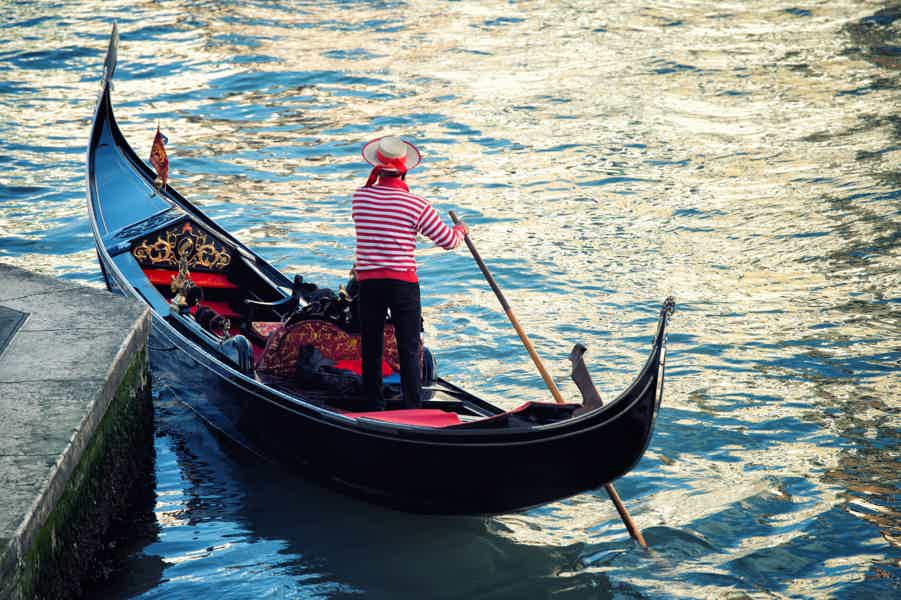 40-Minute Shared Gondola Ride with Live Music and Dinner - photo 1