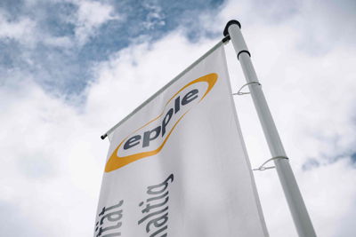 Epple als Arbeitgeber - Fahne auf dem Firmengelände
