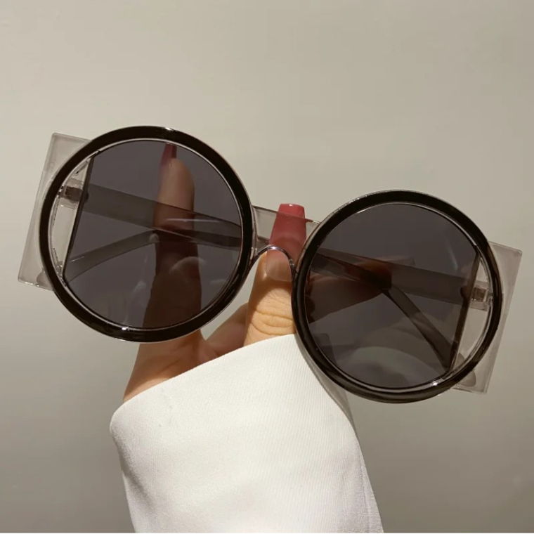 Durchsichtige Sonnenbrille mit schwarzem Akzent