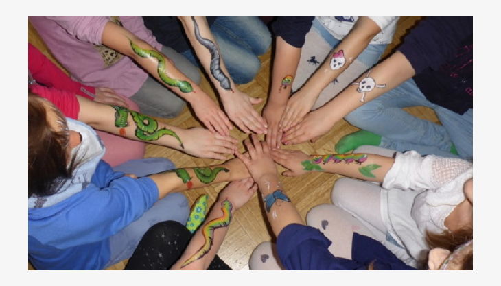 kinder mit arm bemalung