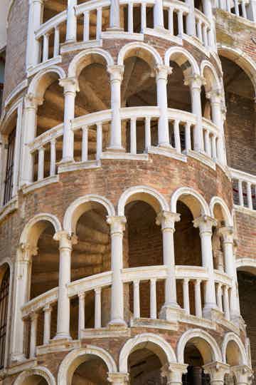  Palazzo Contarini del Bovolo