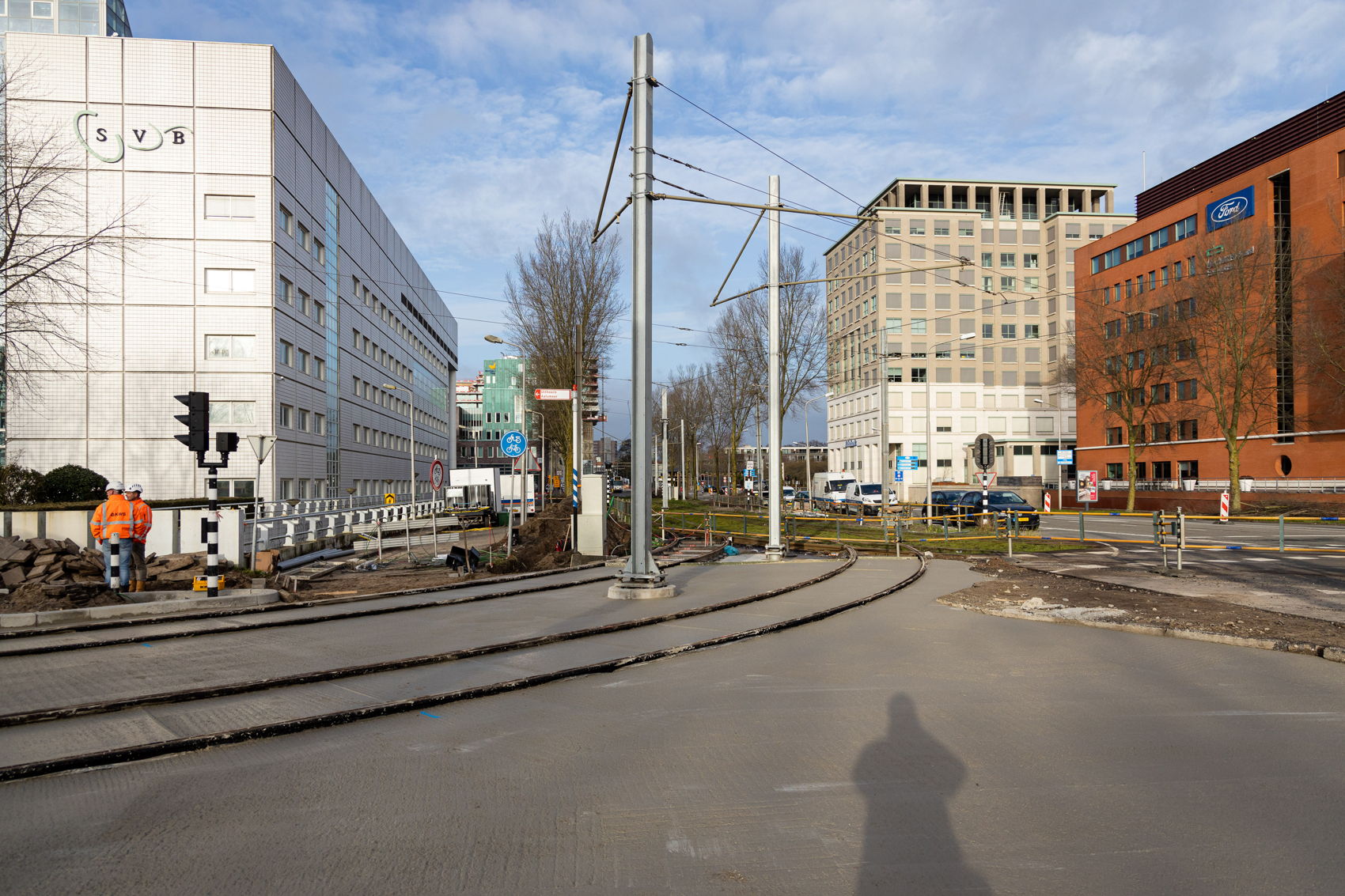 Twee dagen later, op maandag 17 februari, ligt het spoor van de spoorboog er inmiddels al in en is de tweede beton laag ook gestort. Twee dagen later, op maandag 17 februari, ligt het spoor van de spoorboog er inmiddels al in en is de tweede beton laag ook gestort.