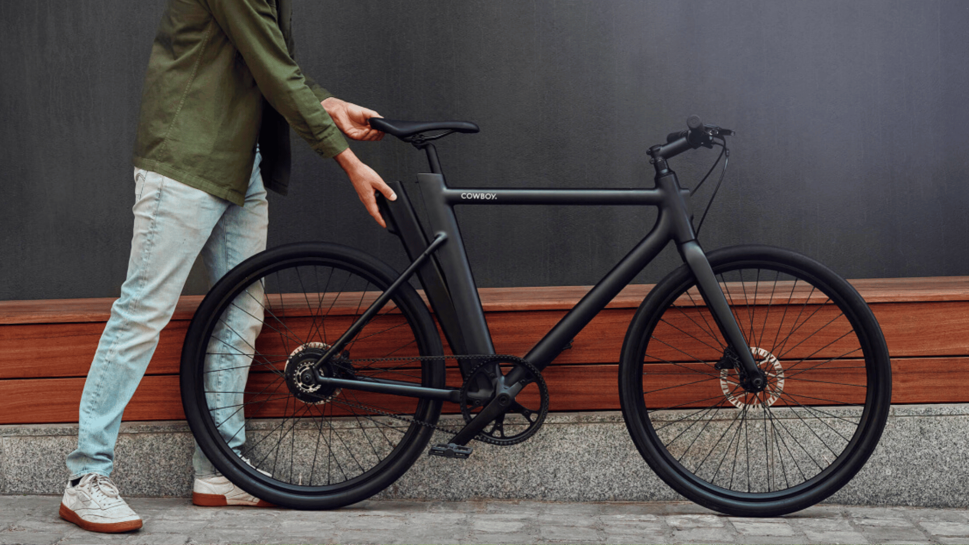 man staat naast Cowboy fiets