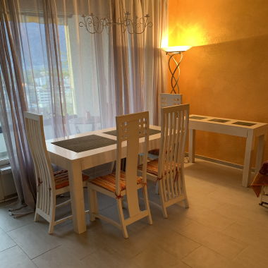 Tisch mit vier Stühlen und Sideboard
