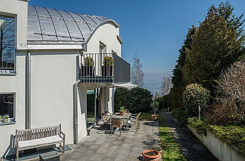  Zürich
- Die kreativ entworfene,halbrunde Dachkonstruktion und die fantastische Lage über Zürich sind die Kernmerkmale dieser Immobilie an der Guldenstrasse