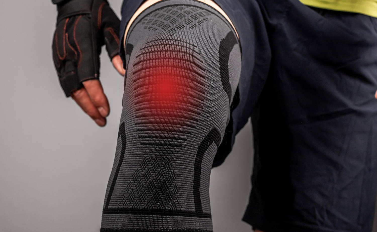 A knee sleeve is a type of compression garment designed to provide compression and support to the knee joint. It is typically made of elastic or neoprene material that fits snugly around the knee.