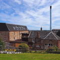 Vue sur la distillerie Glenmorangie dans le nord-ouest des Highlands d'Ecosse
