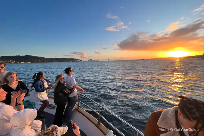 Panoramic Sightseeing Cruise with Drinks and Music