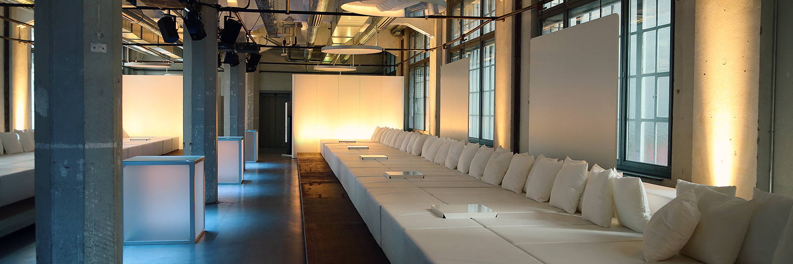 Liege Lounge Möbel mieten mit Dekokissen für Event