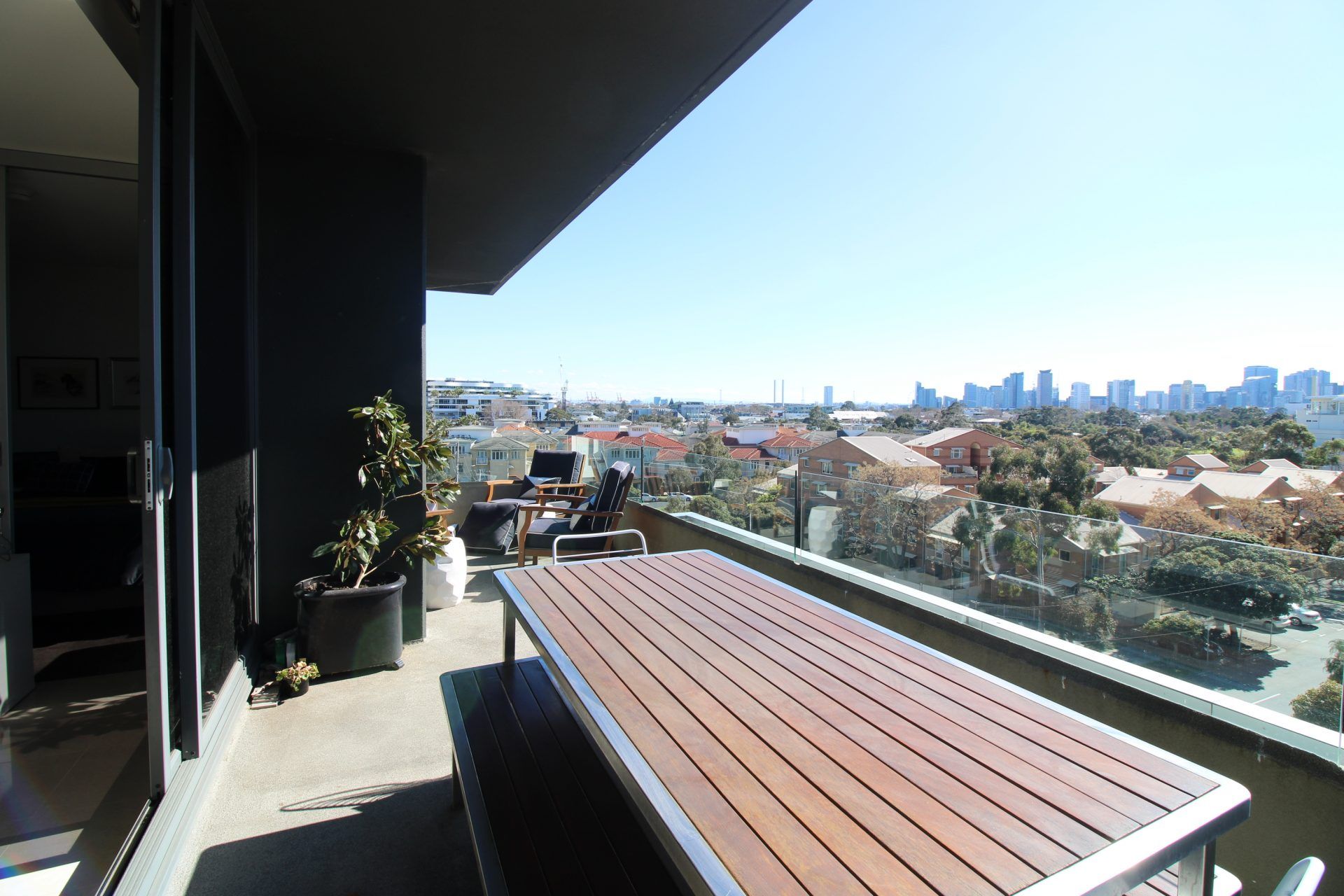 Spacious Top Floor Residence inc. Dazzling City and part Water Views- Port Melbourne - Image 13