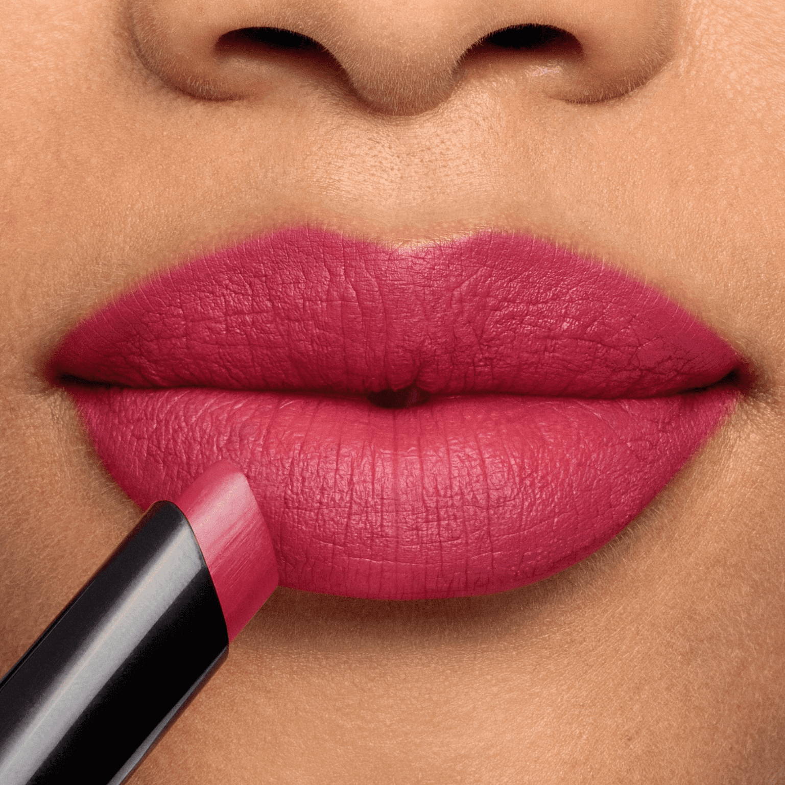 Application du Rouge à lèvres longue tenue Velvet The Lipstick
