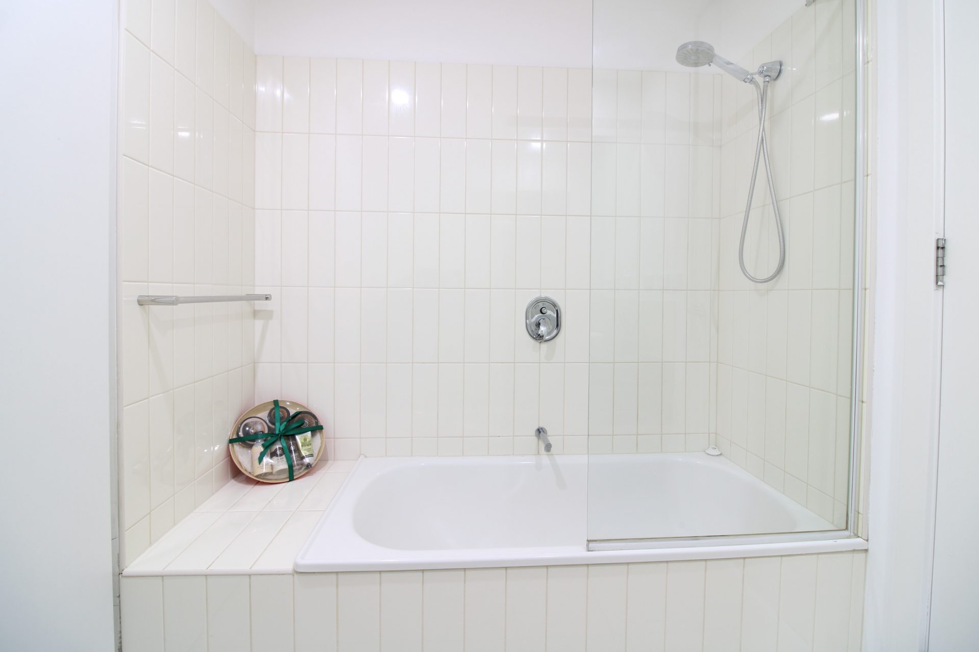 FOR LEASE - Spacious, Stylish and Only Steps from the Bay!!! Port Melbourne - Image 5