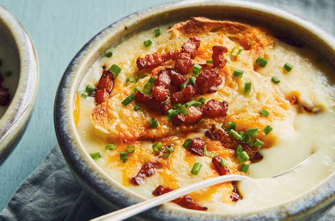 Potage de pommes de terre à l’oignon gratiné
