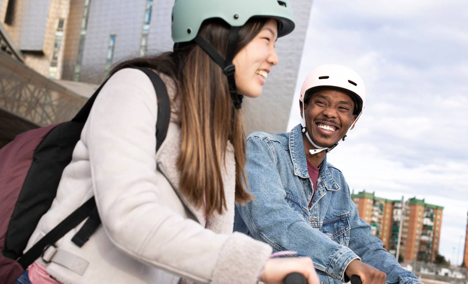 Deux personnes se baladent à vélo dans Paris avec leur casque KASK Urban Lifestyle