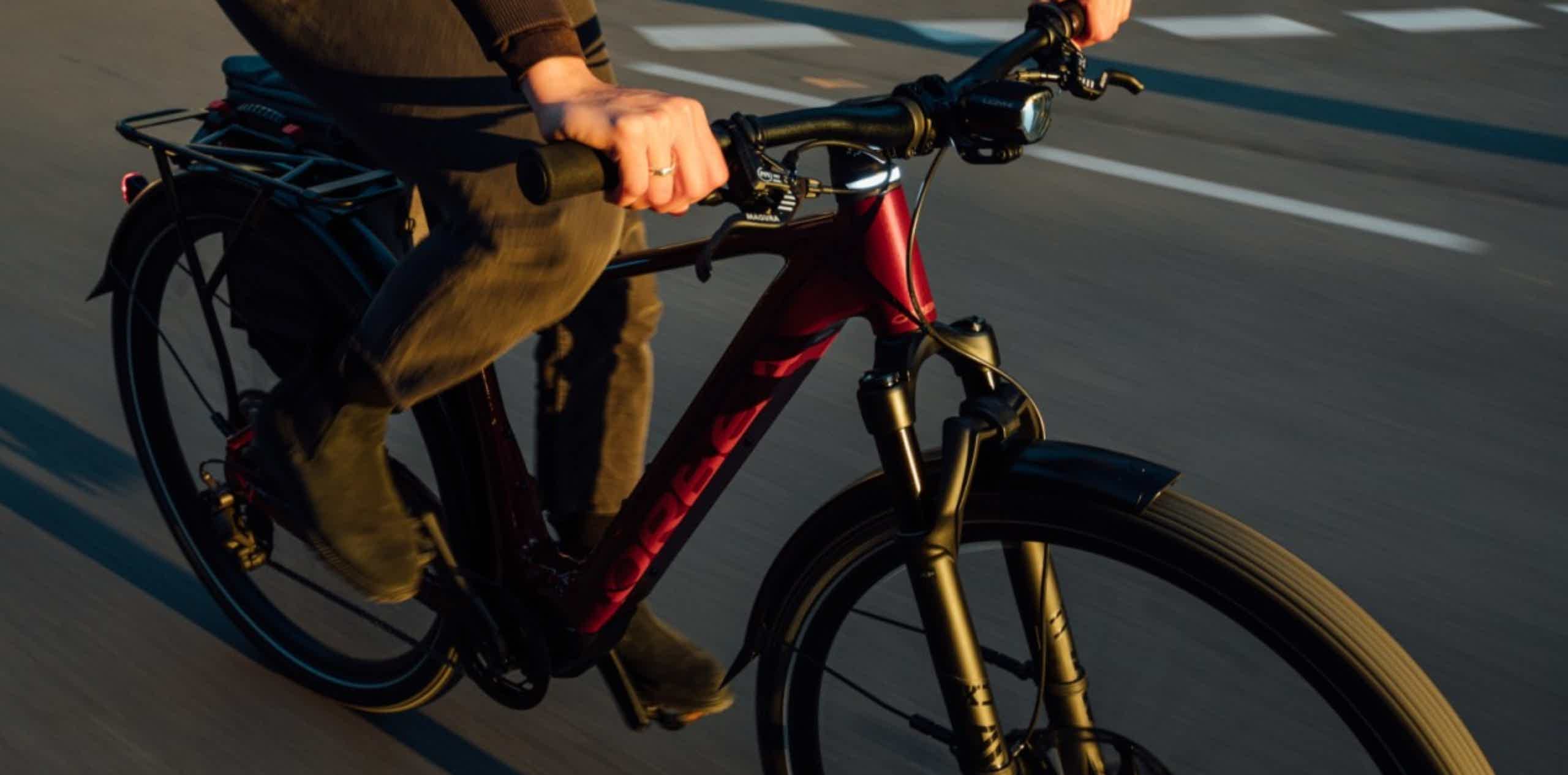Imagen de recurso de una persona rodando con una bicicleta eléctrica.