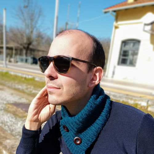 Cowl with buttons for men
