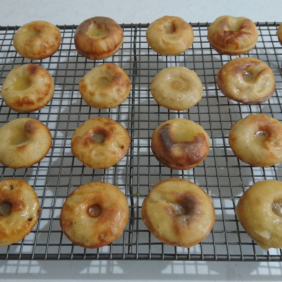 Date: 15 Jan 2020 (Wed)
16th Snack: Prinetti Quick Doughnuts [184] [138.5%] [Score: 6.8]
It is time for another experiment on Prinetti product – Prinetti Mini Doughnut Kit. There are 5 doughnut recipes in the booklet. This is the first of the five.
1.	Modification to booklet recipe: added 12tbsp milk (to get correct consistency)
2.	Number of mini doughnuts made: 41
3.	Mixed into batter: none
4.	Glaze: Doughnut glaze
5.	Topping: none