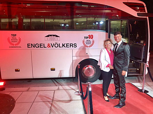  Emden
- TOP 10 Bus mit Ehefrau Petra Harre als Begleitung zur Verleihung.jpg