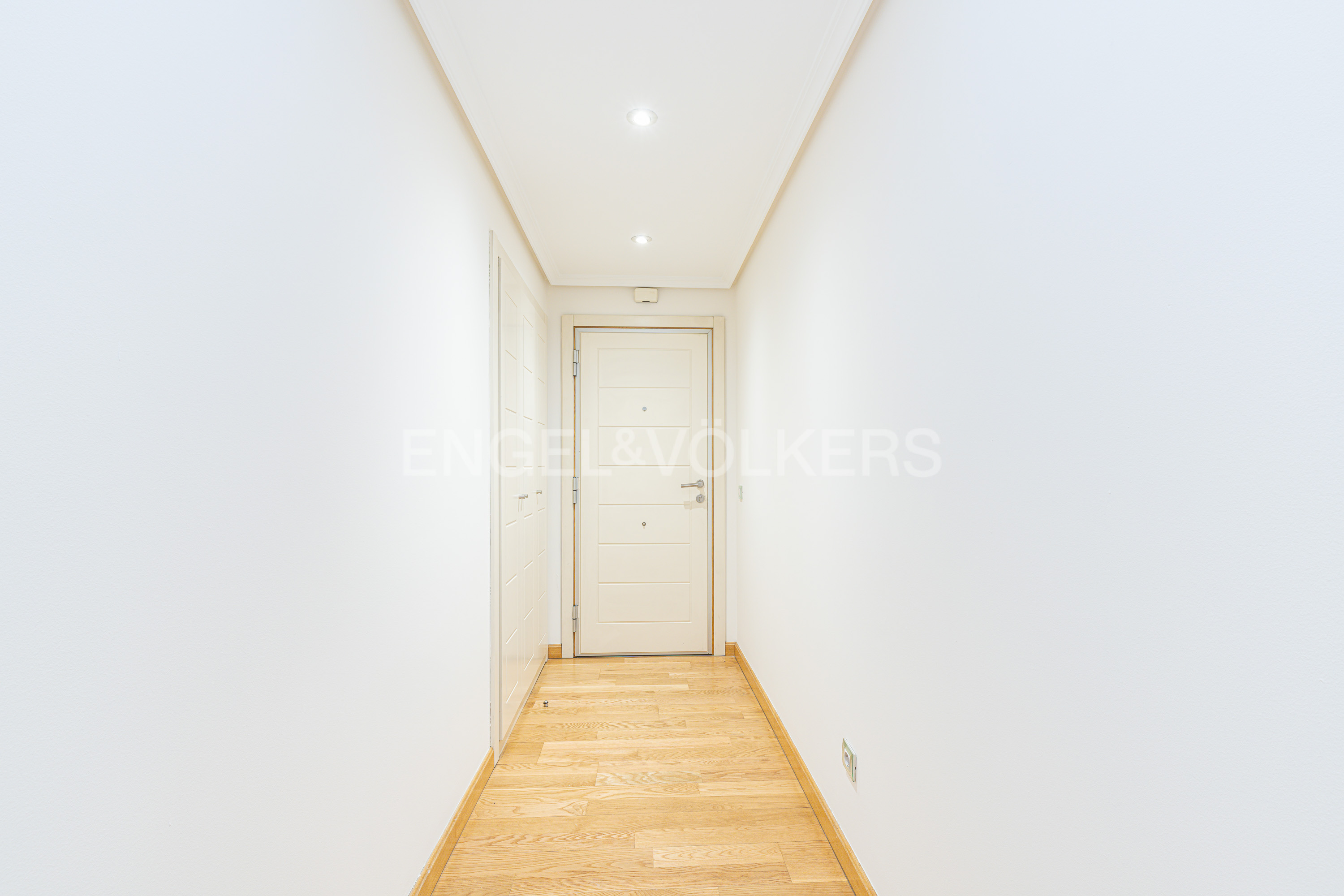 Bright apartment with garage in a family-friendly complex with a pool - Image 5