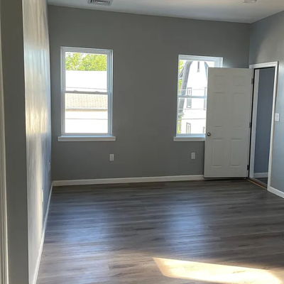 Spacious Open Concept, 3 bed / 2 bath Apt Near Campus. Available July/Aug