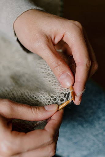Weaving a cotton fabric - Photo by Ksenia Chernaya from Pexels