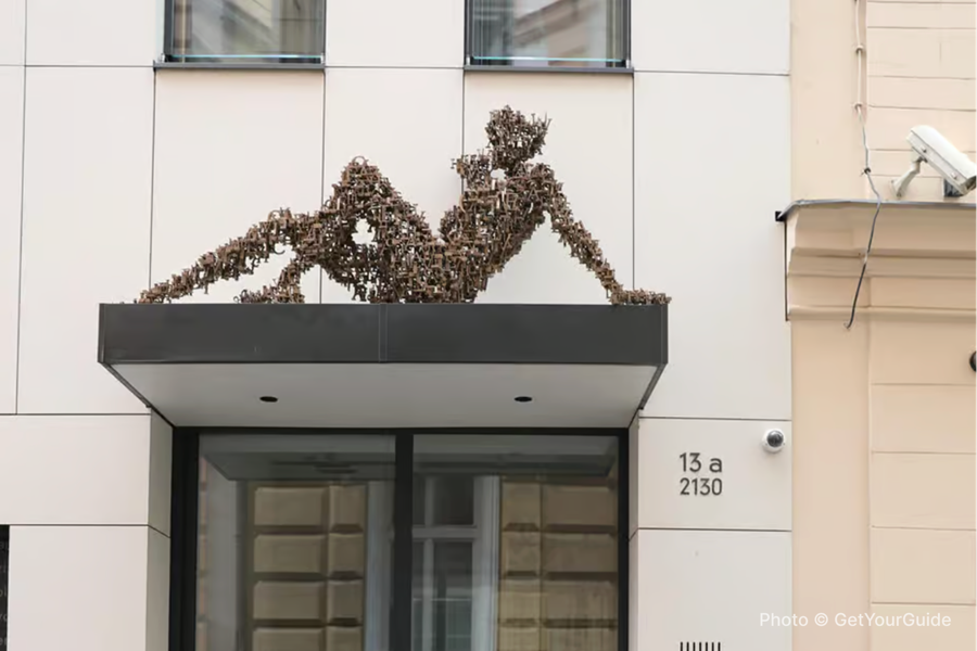 Contemporary art tour in Prague: the works of David Černý - photo 2