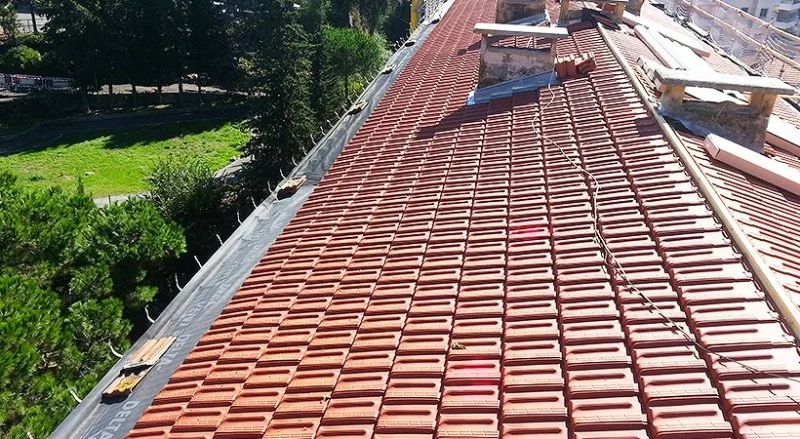 Rénovation de 2 000 m² de couverture en tuiles de Marseille — CEG TOITURE, couvreur à Nice