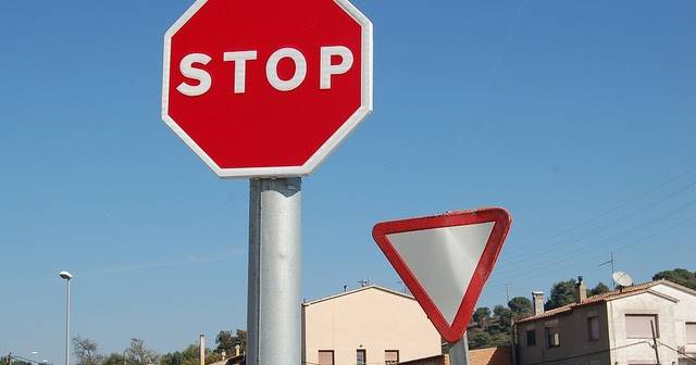 Señales de stop, ceda el paso y prioridad
