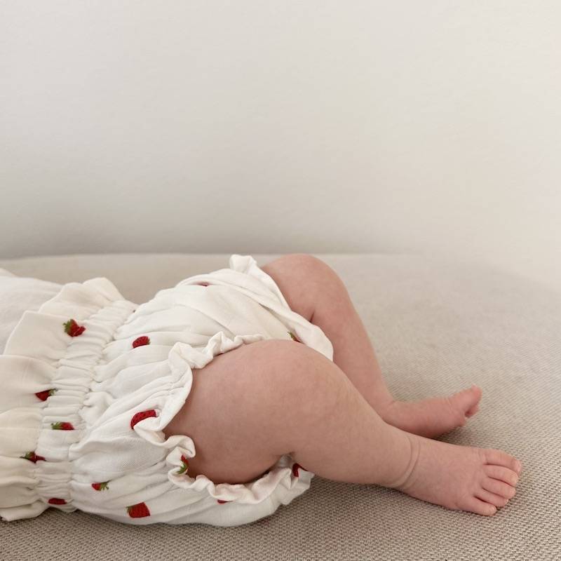 Bloomer fraises rouges blanc vichy jaune raffiné pour bébé, en coton doux et respirant, certifié OEKO-TEX, idéal pour compléter une tenue d’enfant chic et confortable, cousu au Portugal
