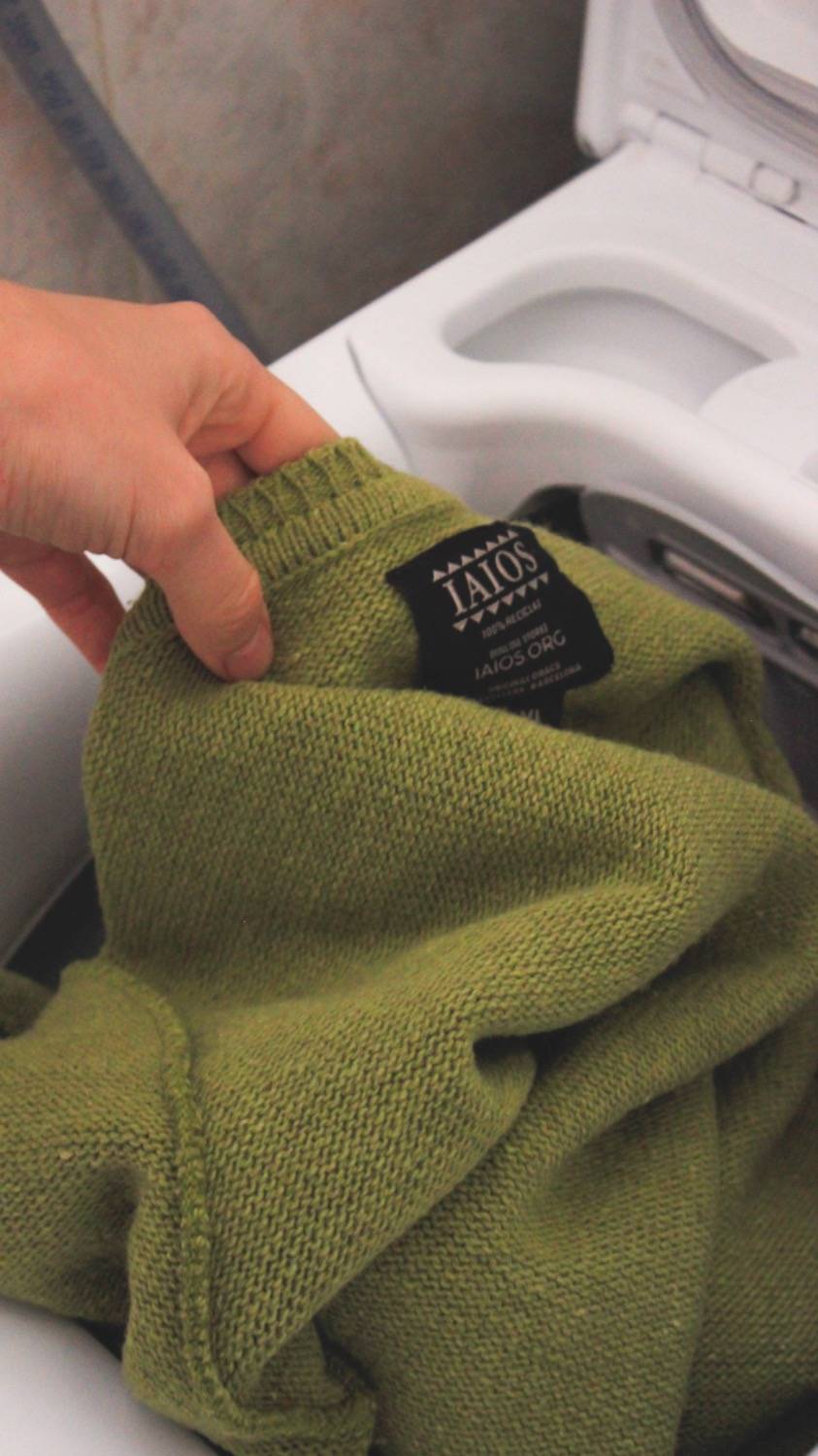 Un jersey vuelto del revés saliendo de una lavadora
