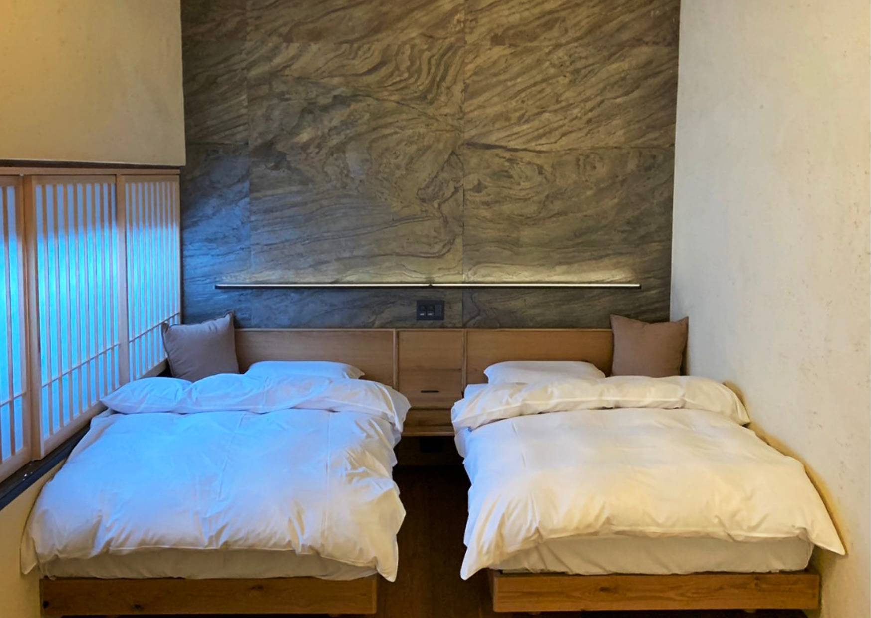 木製ベッドと障子のある落ち着いた寝室インテリア