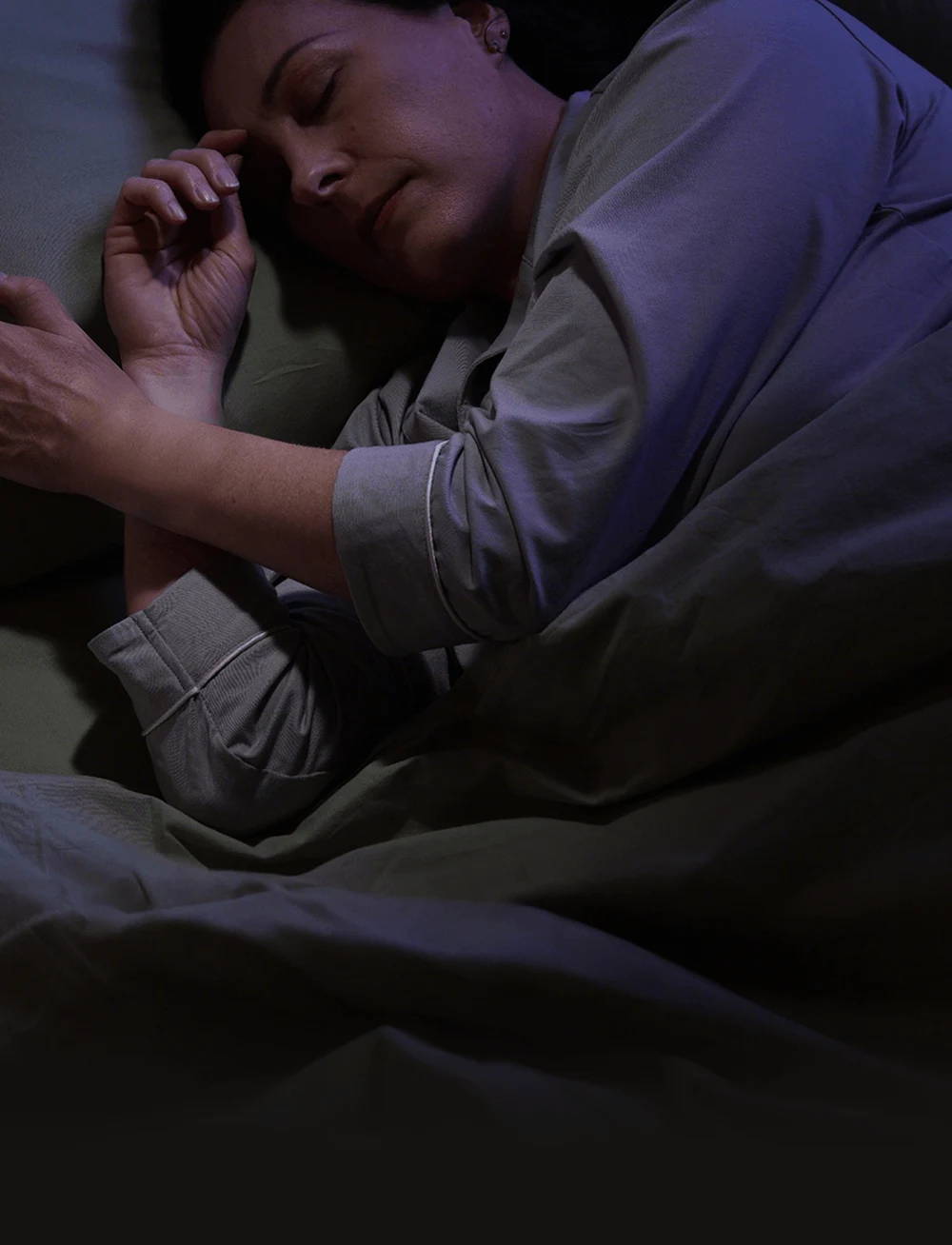 Woman sleeping with Wellue O2RingS smart ring