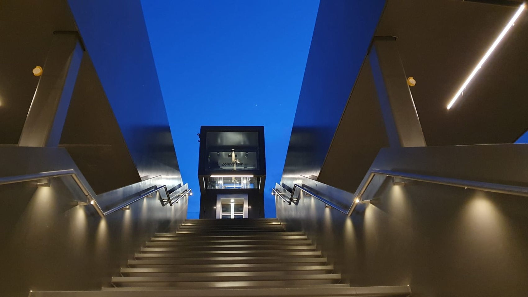 De nieuwe glazen lift van Zonnestein. Nu al heel herkenbaar in het Amstelveense straatbeeld en goed zichtbaar vanaf de halte. De nieuwe glazen lift van Zonnestein. Nu al heel herkenbaar in het Amstelveense straatbeeld en goed zichtbaar vanaf de halte.