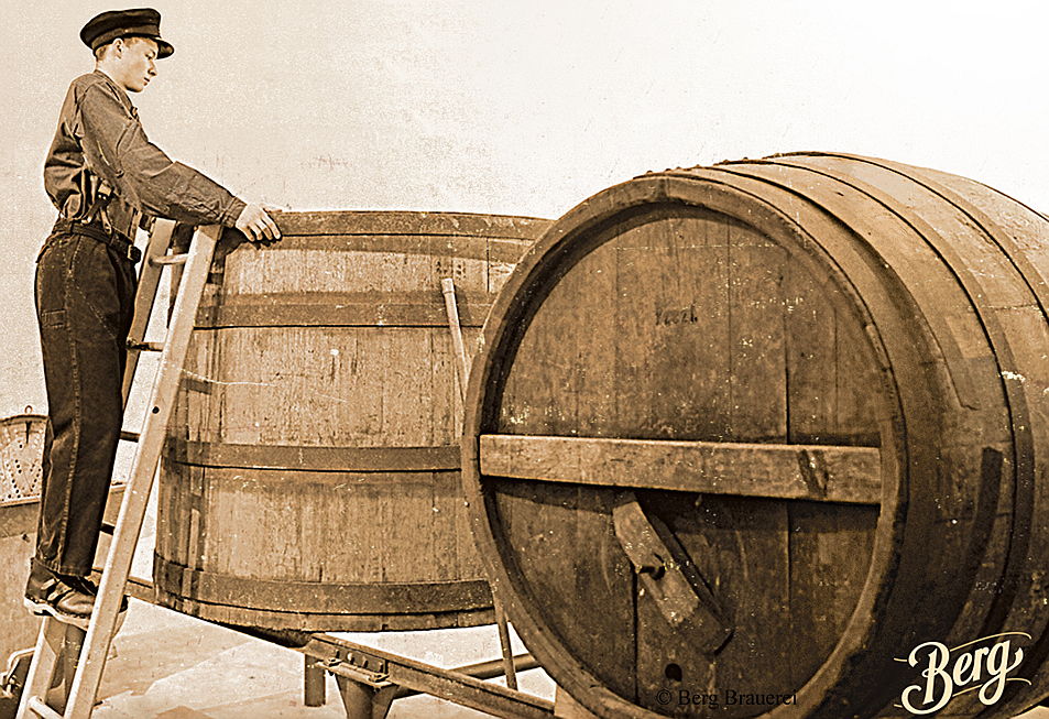  Ulm
- Die Bottichgärung wie sie im Jahr 1920 üblich war kann im Brauereigewölbe der Brauerei angeschaut werden Bildnachstellung mit dem Brauerazubi Alexander Niemela
