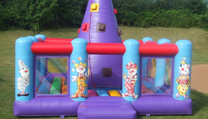 hüpfburg kletterberg aufblasbar