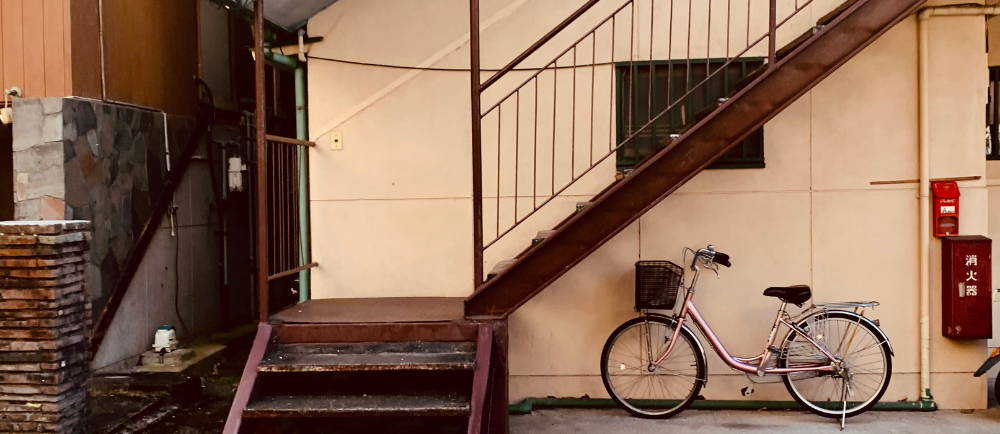 Non-motorized hybrid bike leaning on house