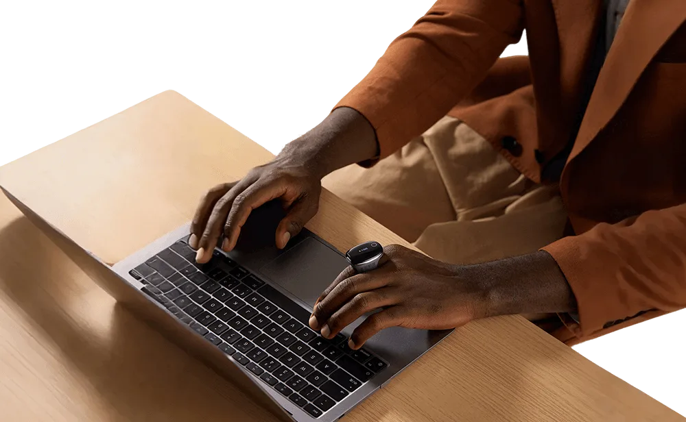 User analyzing Wellue O2Ring-S sleep and oxygen data report on laptop