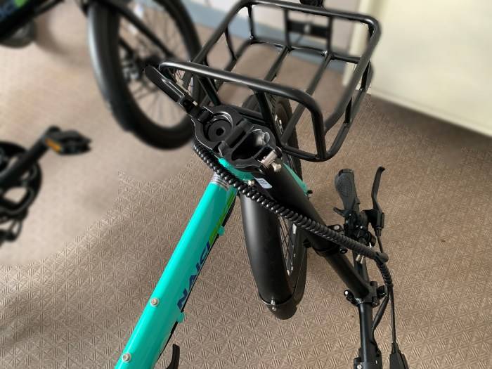 ハンドルを折りたたんだ折りたたみ自転車