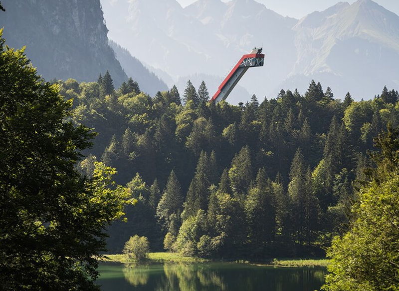Aussichtsplattform mitten in der Natur: Ein Ausflugsziel im Allgäu zum Erholen.