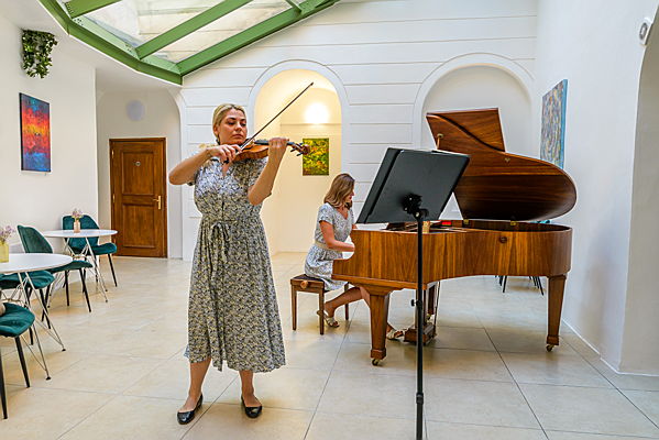 Prague
- Zleva: Kateřina Soumarová (houslistka), Linda Juránková (pianistka) v The Secret Gallery v Karlově ulici