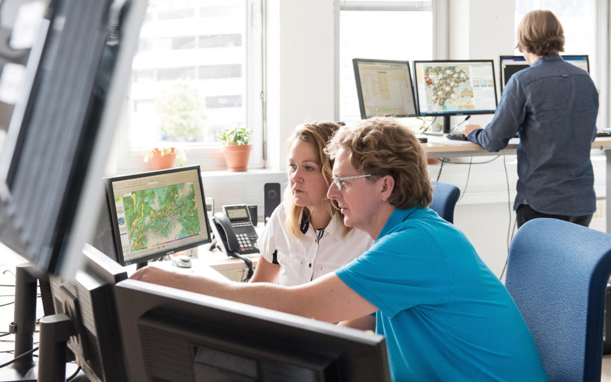 Im Büro der Zentralanstalt für Meteorologie und Geodynamik Tirol