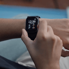 Wischen Sie auf der Wellue-Blutdruckmessgerät-Uhr zum Blutdruck-Bildschirm und tippen Sie auf Start, um eine oszillometrische Handgelenksmessung zu beginnen.